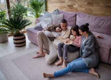 Impianti di riscaldamento a pavimento busto arsizio Impianti di riscaldamento a pavimento. Una famiglia sul caldo pavimento di casa